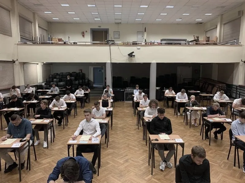 Egzamin zawodowy teoretyczny – ile trwa i jak wygląda limit czasu?