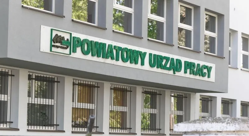 Jak zatrudnić pracownika przez urząd pracy? Formalności, dofinansowanie i terminy