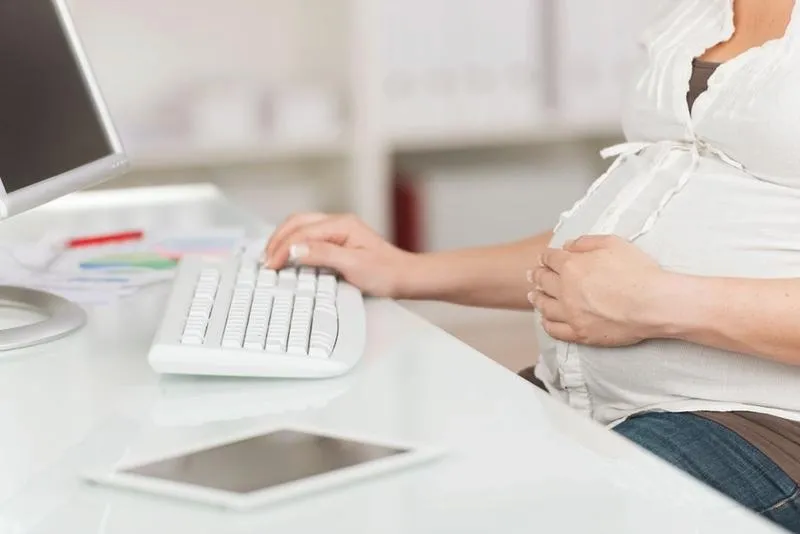 Jakie aspekty są kluczowe w ochronie pracy kobiet w ciąży?