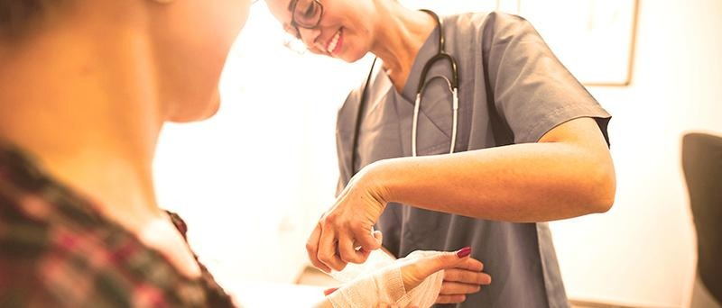 Kto wypłaca świadczenie wypadkowe: ZUS czy pracodawca? Zasady wypłaty
