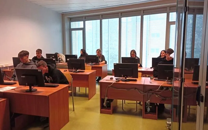 Odkryj, gdzie są do kariery drzwi – kluczowe wskazówki dla młodych profesjonalistów