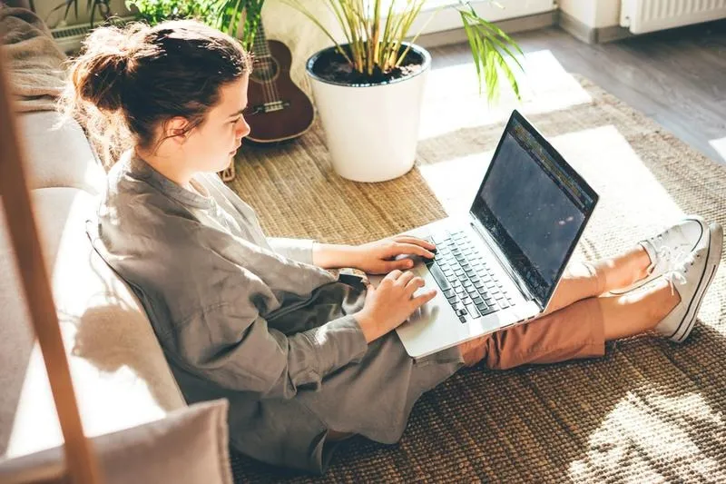 Praca zdalna: odpisywanie na wiadomości — czy warto?