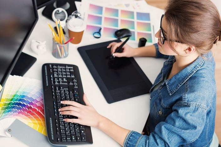 Technik organizacji reklamy – jaka praca czeka po tym kierunku?